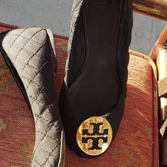 Tory Burch Quinn Black Quilted‎ Ballet Flats Shoes Gold Medallion - Picture 5 of 9